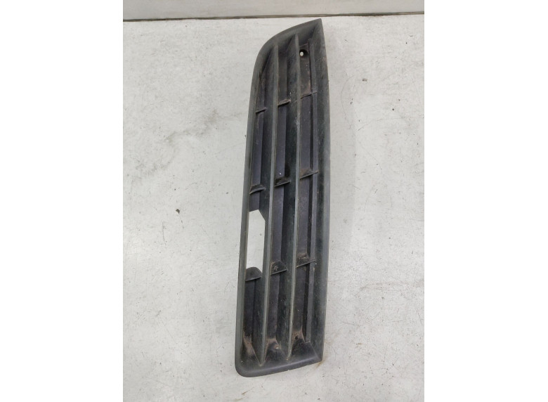 Заглушка (решетка) в бампер передний к Volkswagen Passat, 2006г.