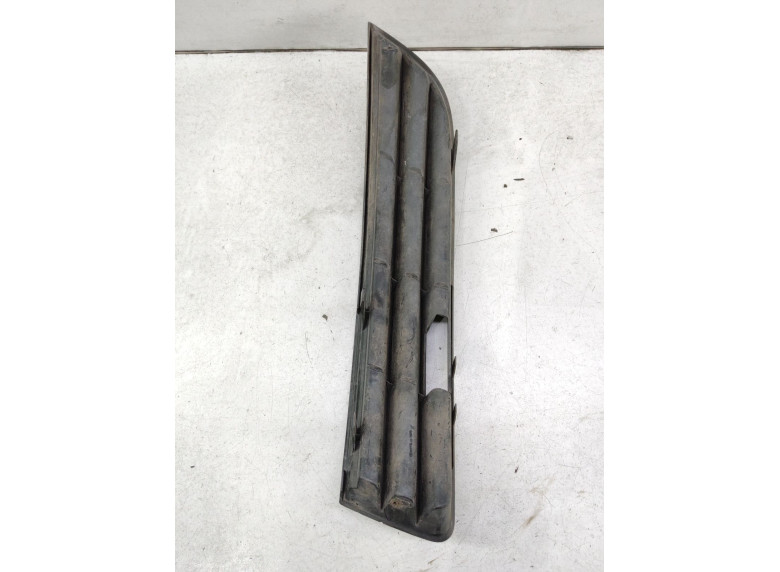 Заглушка (решетка) в бампер передний к Volkswagen Passat, 2006г.