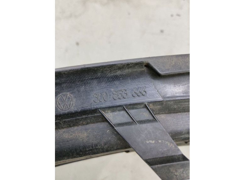 Заглушка (решетка) в бампер передний к Volkswagen Passat, 2006г.