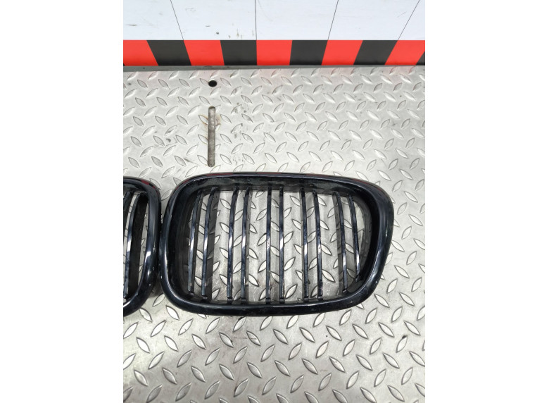 Решетка капота к BMW 5 E39, 2000г.