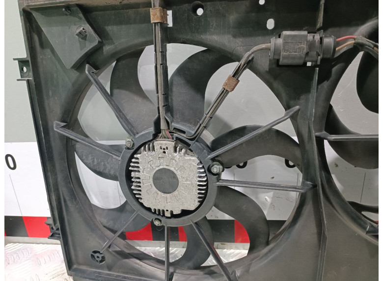 Вентилятор радиатора к Volkswagen Touran, 2004г.