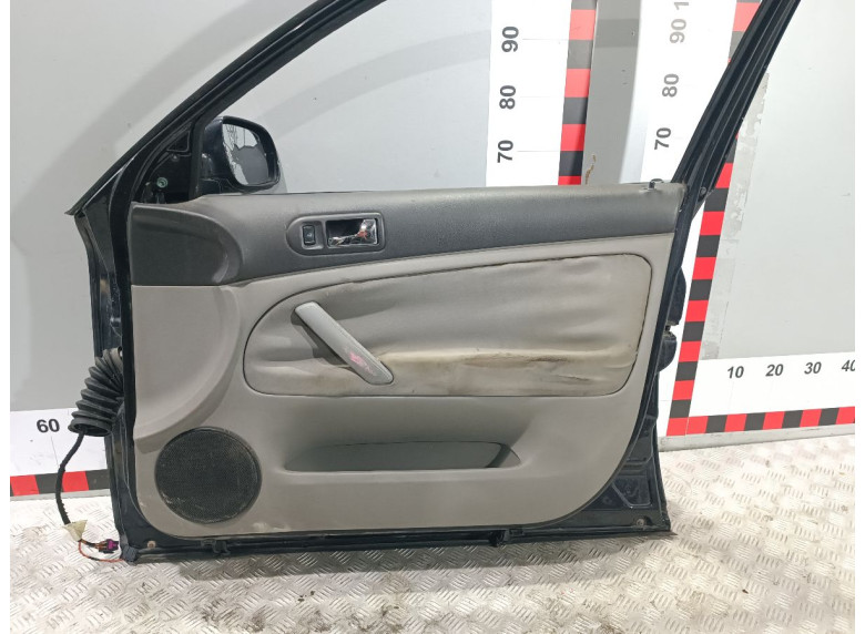 Дверь передняя правая к Volkswagen Passat, 2002г.