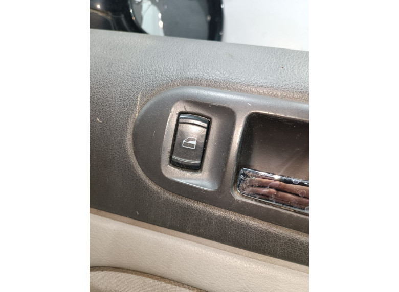 Кнопка стеклоподъемника переднего правого к Volkswagen Passat, 2002г.