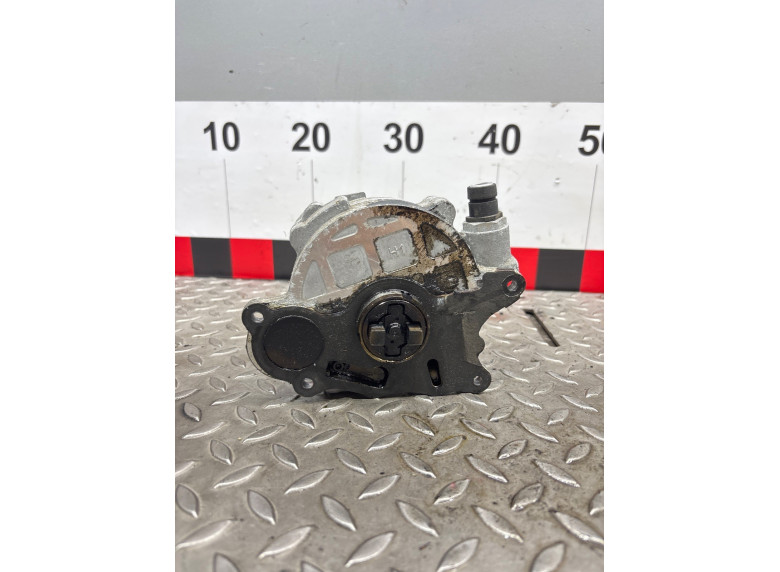 Насос вакуумный к Volkswagen Passat, 2010г.