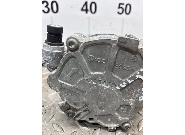 Насос вакуумный к Volkswagen Passat, 2010г.