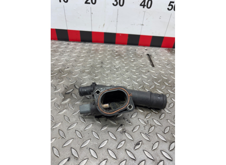 Фланец (тройник) системы охлаждения к Volkswagen Caddy, 2008г.