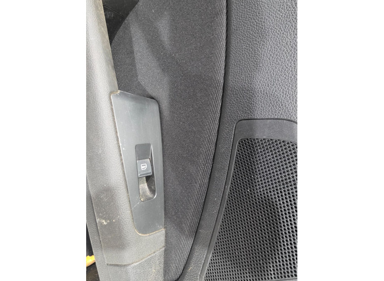 Кнопка стеклоподъемника заднего левого к Skoda Superb, 2010г.