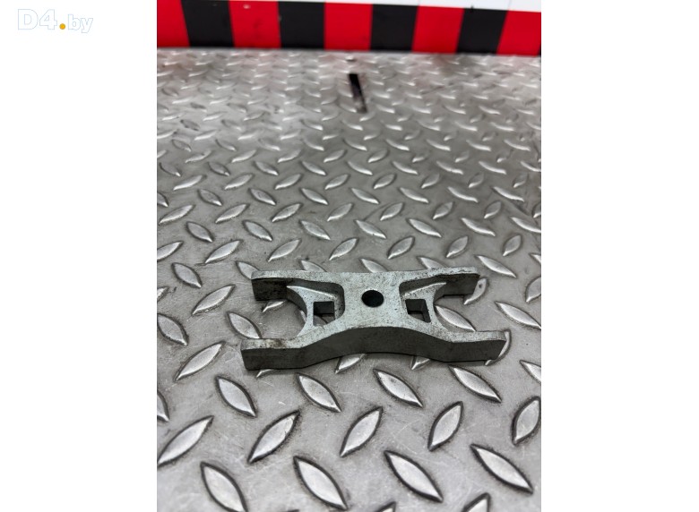 Скоба (кронштейн) крепления форсунки к Volkswagen Golf undefined г.