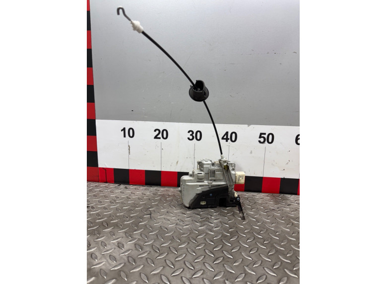 Замок двери передней левой к Audi A4, 2005г.