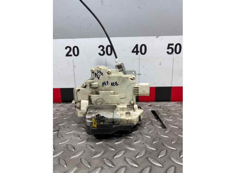 Замок двери передней правой к Audi A4, 2005г.