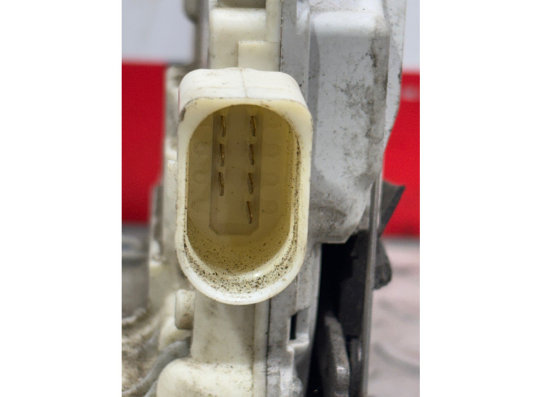 Замок двери передней правой к Audi A4, 2005г.