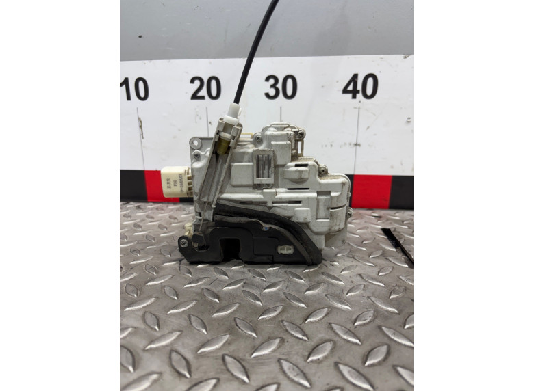 Замок двери передней правой к Audi A4, 2005г.