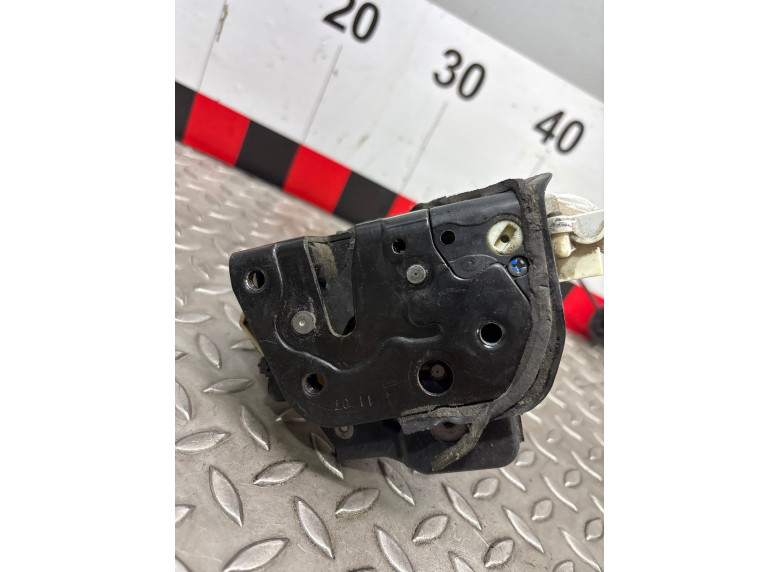 Замок двери передней правой к Audi A4, 2005г.