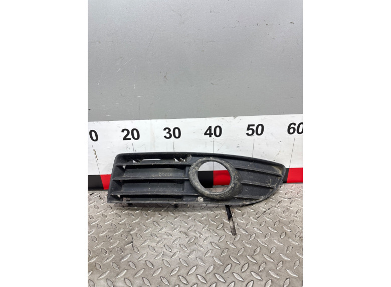 Заглушка (решетка) в бампер к Audi A4, 2004г.