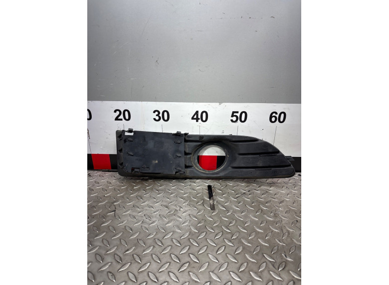 Заглушка (решетка) в бампер к Audi A4, 2004г.