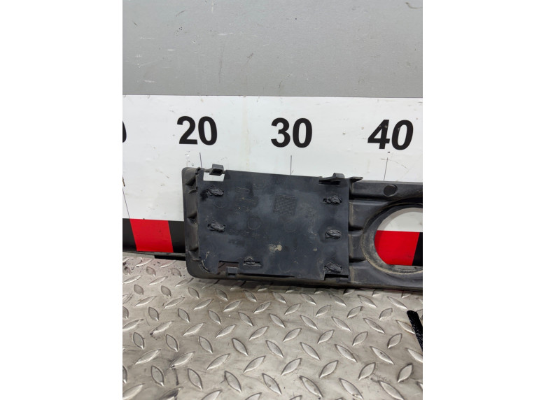 Заглушка (решетка) в бампер к Audi A4, 2004г.