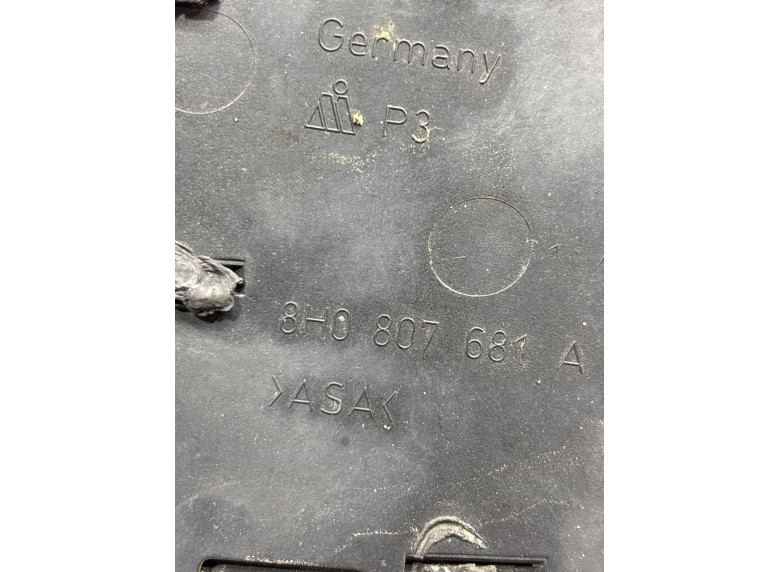 Заглушка (решетка) в бампер к Audi A4, 2004г.