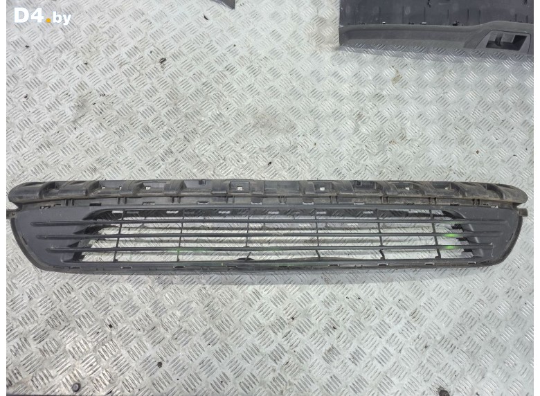 Заглушка (решетка) в бампер передний к Opel Vivaro undefined г.