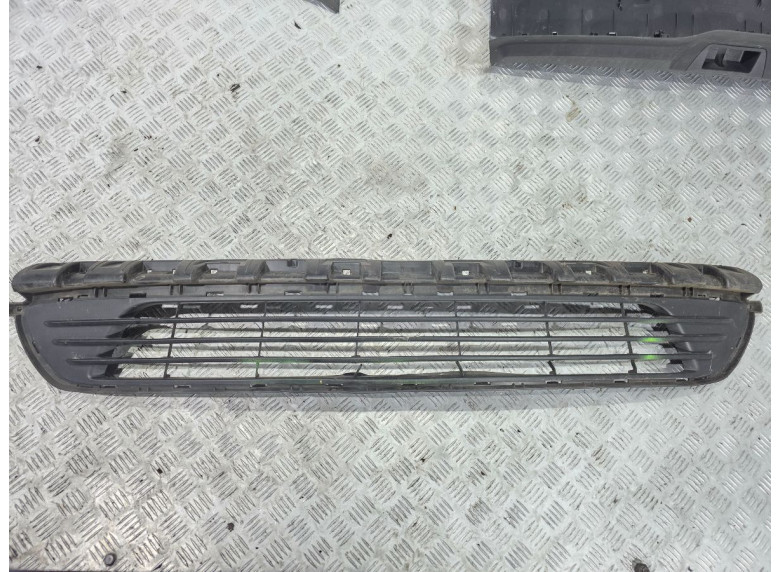 Заглушка (решетка) в бампер передний к Opel Vivaro, 2014г.
