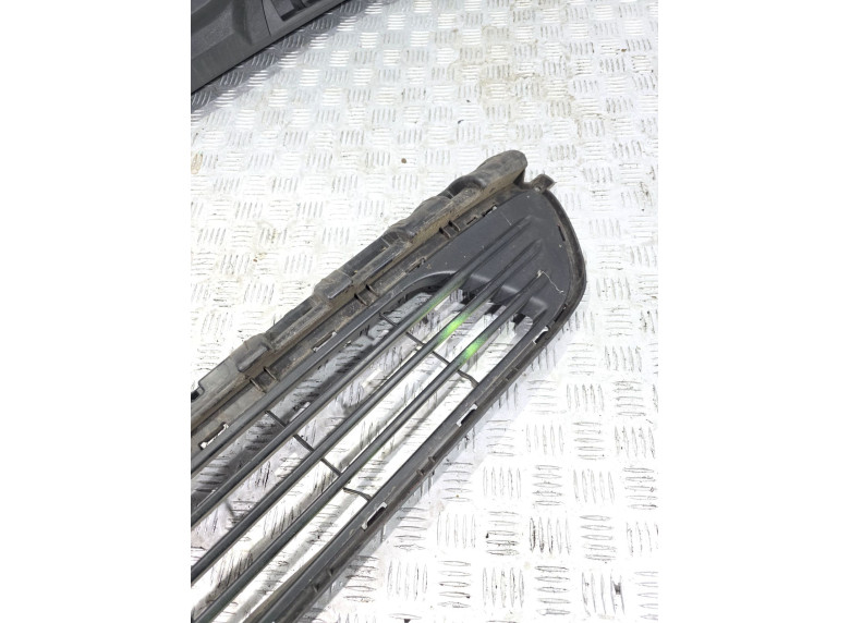 Заглушка (решетка) в бампер передний к Opel Vivaro, 2014г.