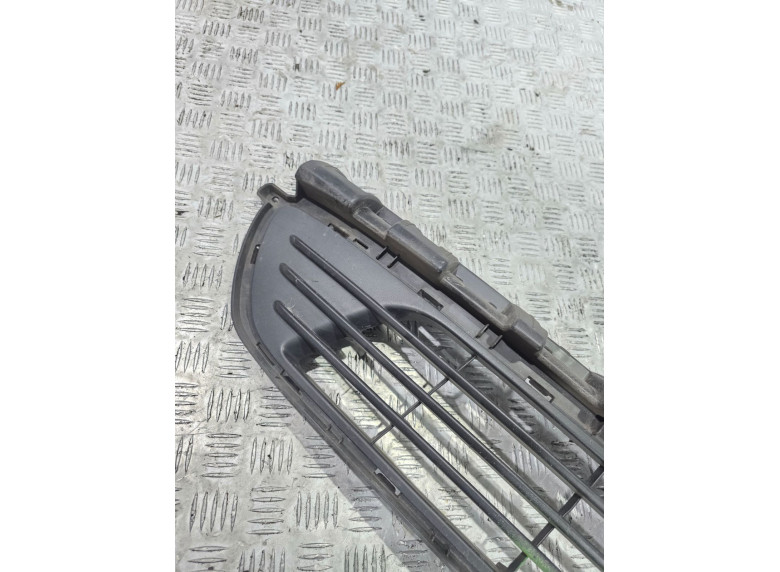 Заглушка (решетка) в бампер передний к Opel Vivaro, 2014г.