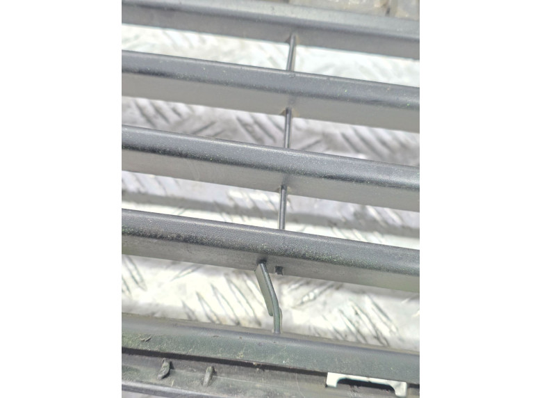 Заглушка (решетка) в бампер передний к Opel Vivaro, 2014г.