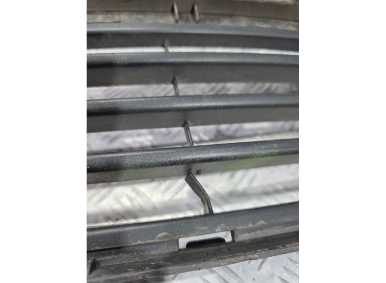 Заглушка (решетка) в бампер передний к Opel Vivaro, 2014г.