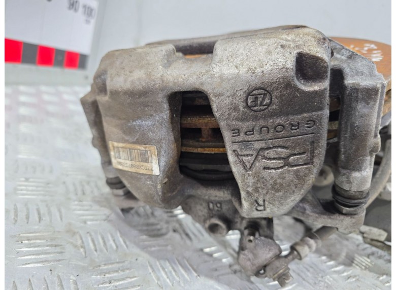 Суппорт передний правый к Peugeot 3008