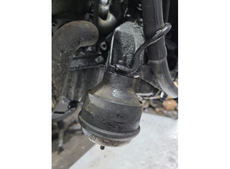 Подушка крепления двигателя к Volkswagen Passat, 1998г.