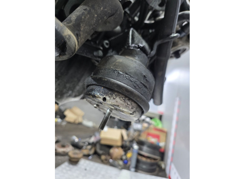 Подушка крепления двигателя к Volkswagen Passat, 1998г.