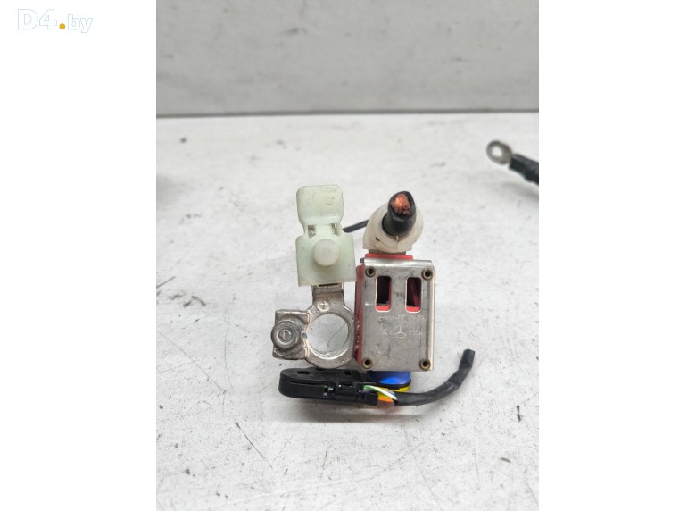 Клемма аккумулятора плюс к Mercedes CW204 undefined г.