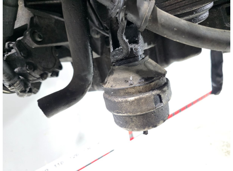 Подушка крепления двигателя к Audi A6, 2001г.