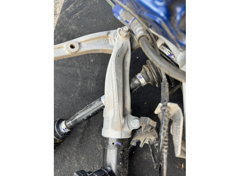 Кулак поворотный левый к BMW XM G09, 2024г.