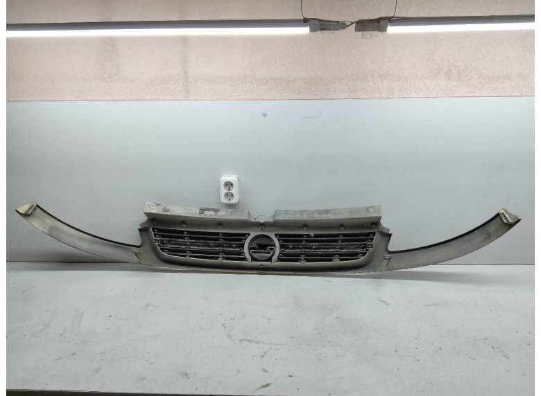 Решетка радиатора к Opel Vivaro, 2003г.