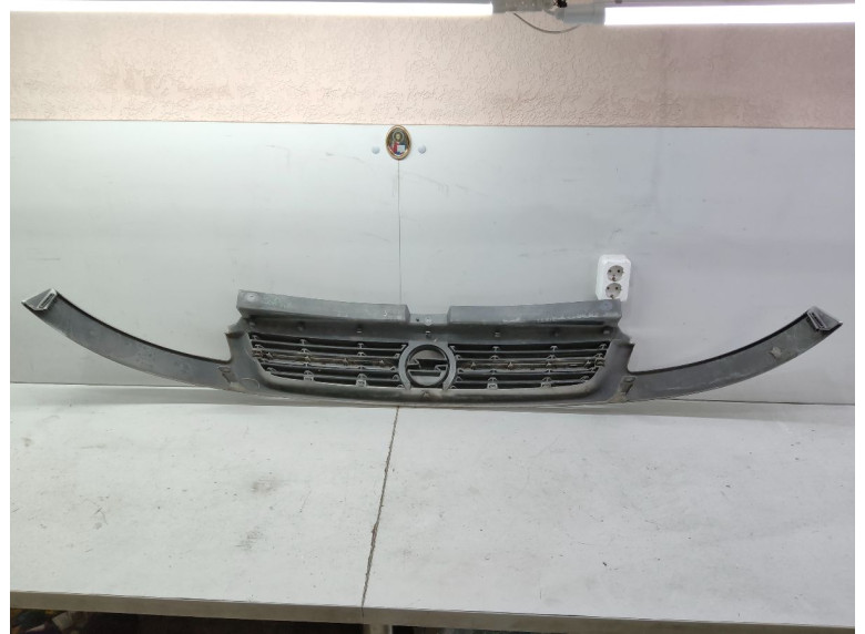 Решетка радиатора к Opel Vivaro, 2003г.