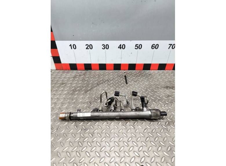 Топливная рампа к Volkswagen Golf, 2010г.