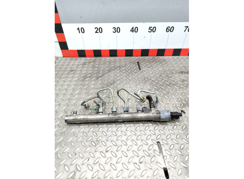 Топливная рампа к Volkswagen Golf, 2010г.