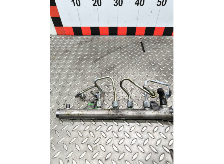 Топливная рампа к Volkswagen Golf, 2010г.