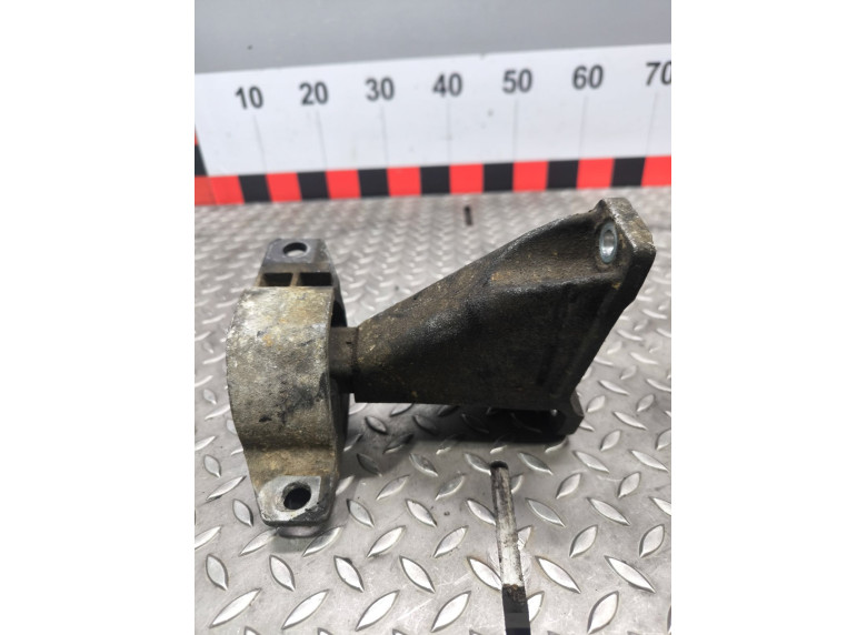 Кронштейн КПП к Audi A6, 2002г.