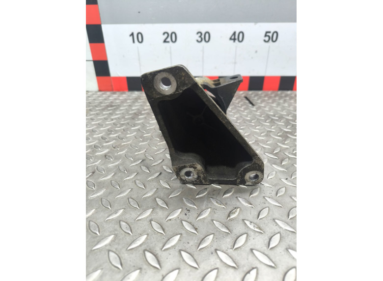 Кронштейн КПП к Audi A6, 2002г.