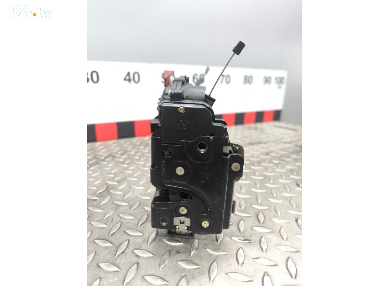 Замок двери передней правой к Volkswagen Caddy undefined г.