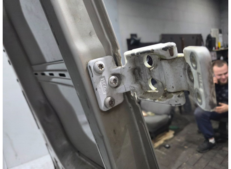 Петля двери задней левой к Mercedes Sprinter, 2009г.