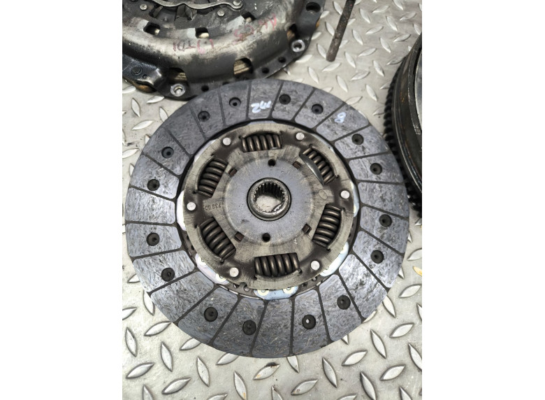 Комплект сцепления к Volkswagen Passat, 2002г.