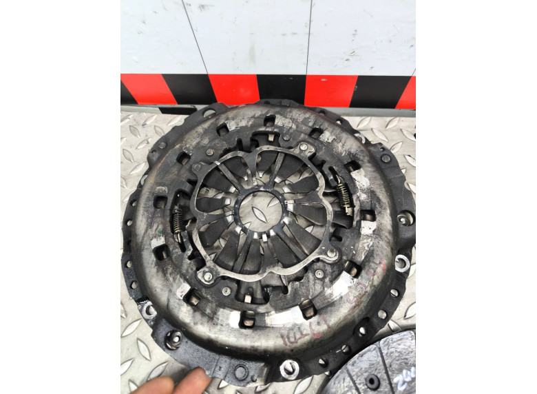 Комплект сцепления к Volkswagen Passat, 2002г.