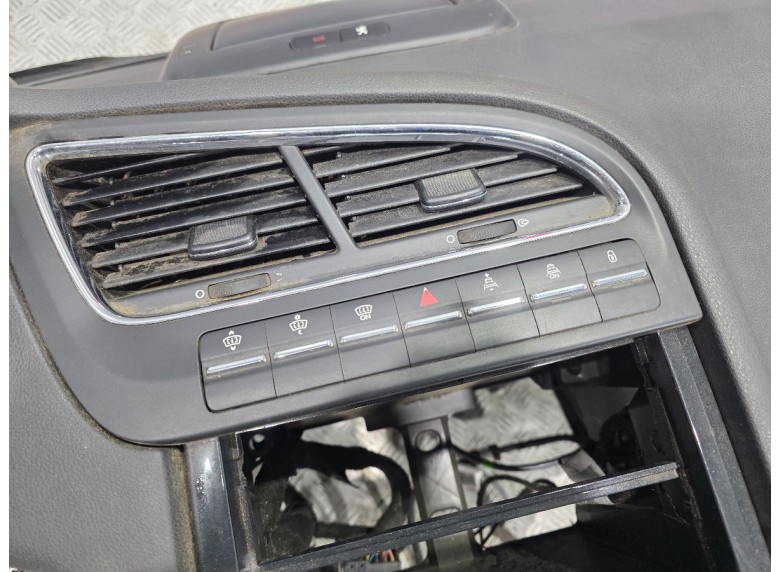 Кнопка аварийной сигнализации к Peugeot 5008