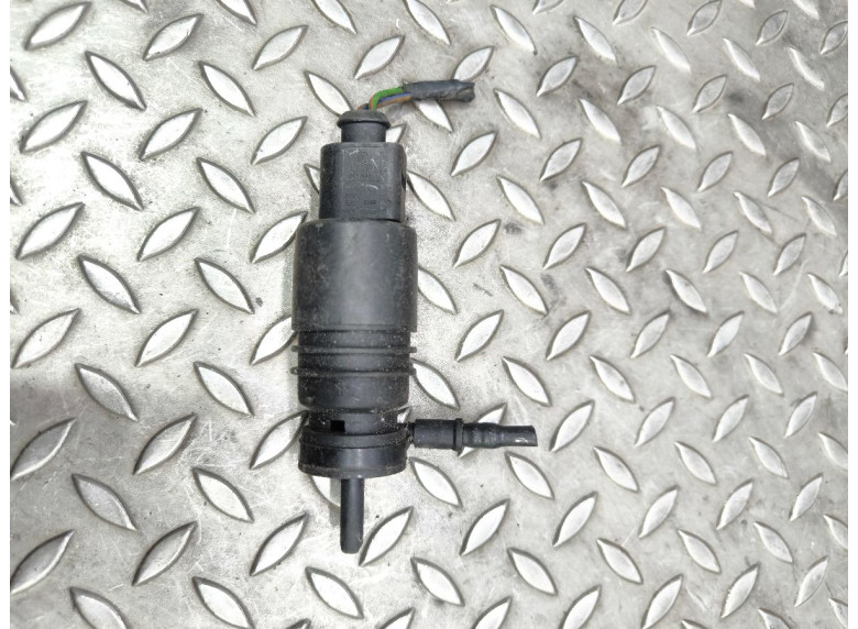 Насос (моторчик) омывателя стекла к Volkswagen Passat, 2001г.