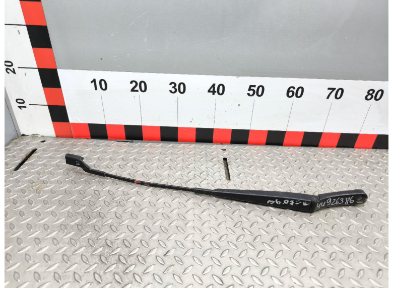 Щеткодержатель (поводок стеклоочистителя, дворник) к Volkswagen Passat, 2008г.