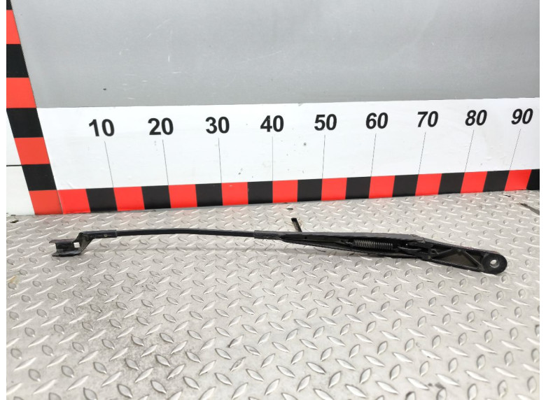 Щеткодержатель (поводок стеклоочистителя, дворник) к Volkswagen Passat, 2008г.