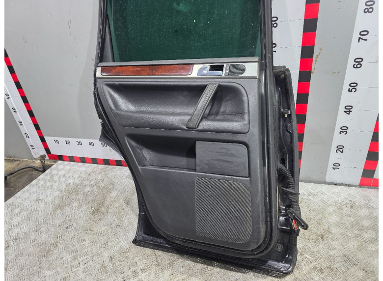 Обшивка двери задней левой (дверная карта) к Volkswagen Touareg, 2005г.