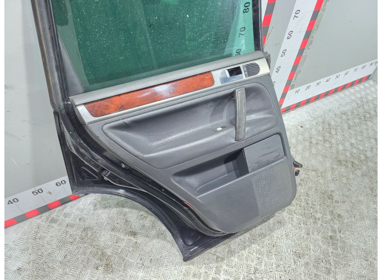 Обшивка двери задней левой (дверная карта) к Volkswagen Touareg, 2005г.